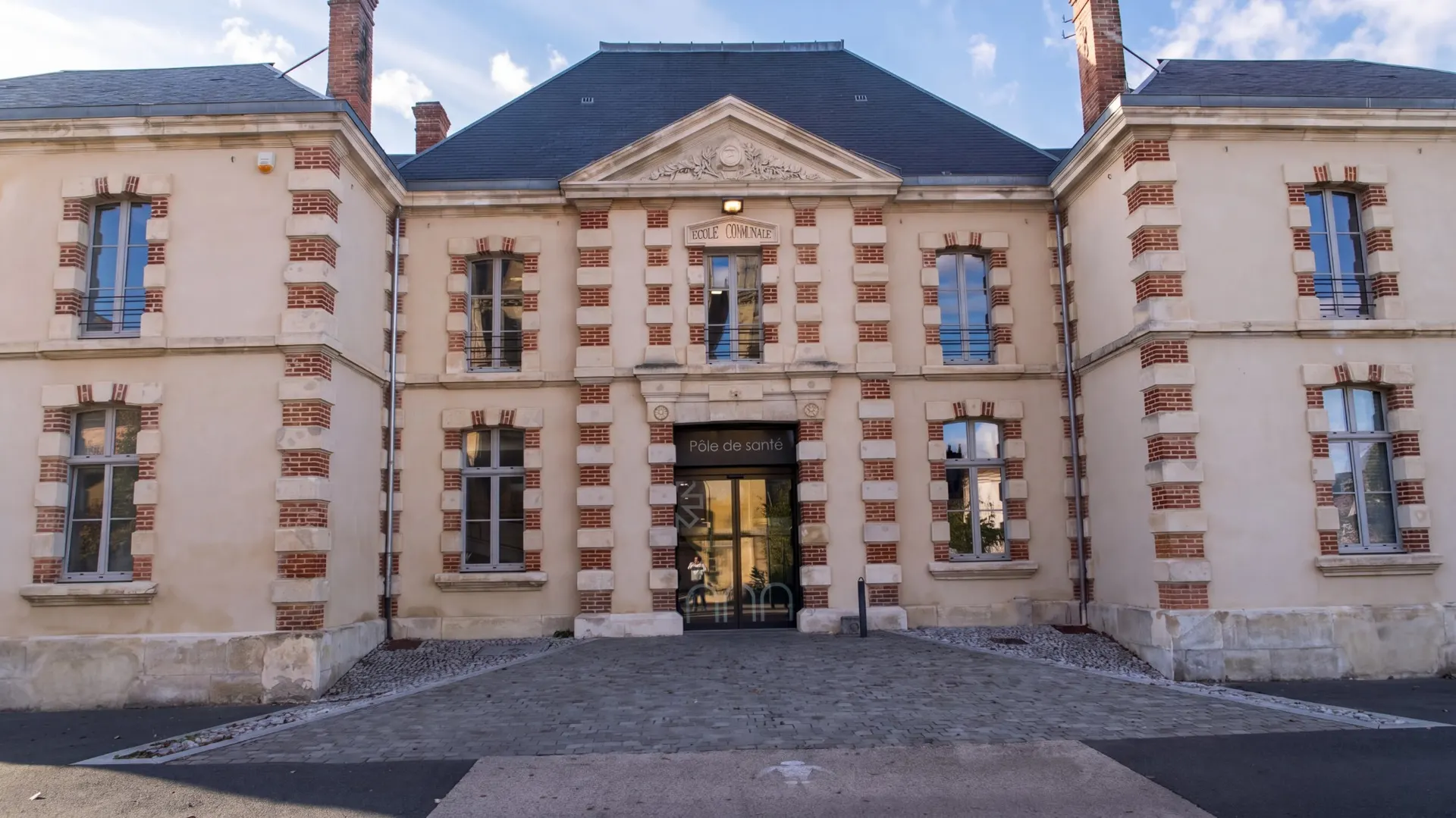Façade du Pôle santé de l'Abbaye, avec l'entrée vitrée au centre