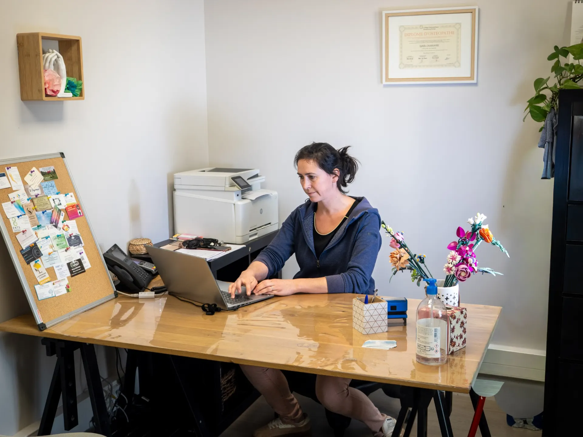 Sybille Charrayre à son bureau, au cabinet